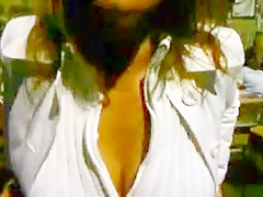 Une femme bien chaude au cafe