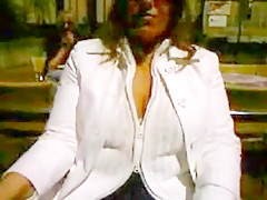 Une femme bien chaude au cafe