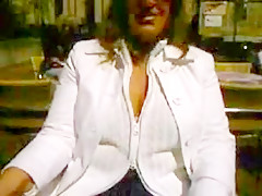 Une femme bien chaude au cafe