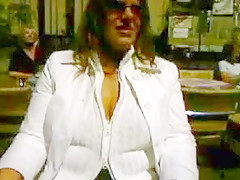 Une femme bien chaude au cafe