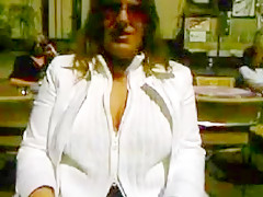 Une femme bien chaude au cafe