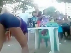 Ladies pop those hot booties at the beach