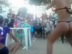 Ladies pop those hot booties at the beach