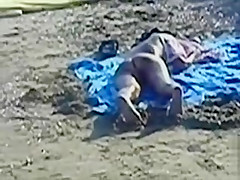 Cumshot on the ass of a girlfriend at the beach