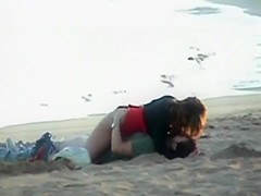 Teenage couple got horny on a beach