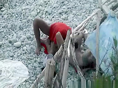 Skinny girl fuck and oral sex at beach