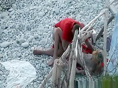 Skinny girl fuck and oral sex at beach