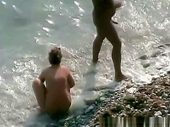 Handjob and fuck in the beach