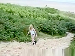 LX - VoyeurCAM Blonde walks nude at beach
