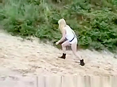 LX - VoyeurCAM Blonde walks nude at beach