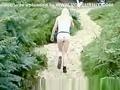 LX - VoyeurCAM Blonde walks nude at beach
