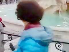 Nuda nella fontana dei quattro fiumi piazza navona  roma