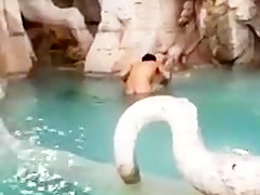 Nuda nella fontana dei quattro fiumi piazza navona  roma