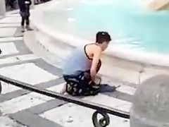 Nuda nella fontana dei quattro fiumi piazza navona  roma