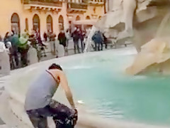 Nuda nella fontana dei quattro fiumi piazza navona  roma