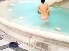 Nuda nella fontana dei quattro fiumi piazza navona  roma