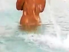 Nuda nella fontana dei quattro fiumi piazza navona  roma