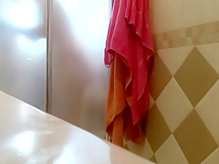 Spying my aunt in the shower. Mi tia en la ducha