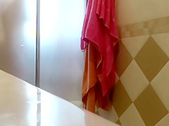 Spying my aunt in the shower. Mi tia en la ducha