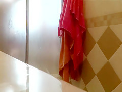 Spying my aunt in the shower. Mi tia en la ducha