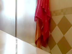 Spying my aunt in the shower. Mi tia en la ducha