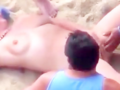 Gloria se toca en playa para mirones