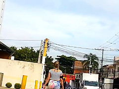 Loira tesuda saindo da academia