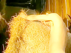 Un couple de pervers baise dans la grange