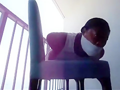 Hogtied en el balcon de un hotel