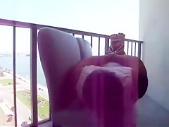 Hogtied en el balcon de un hotel