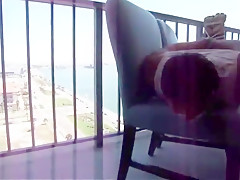 Hogtied en el balcon de un hotel