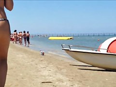Following a pawg on the beach