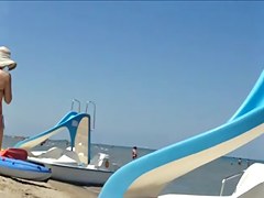 Following a pawg on the beach