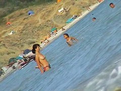 Spycam on beach records amateurs topless and also nude