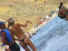 Spycam on beach records amateurs topless and also nude