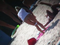 Beach voyeur vid features a hot blonde topless girl.