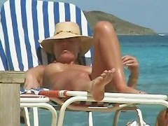 Nudist beach bunny exposes her pussy to the hidden cam