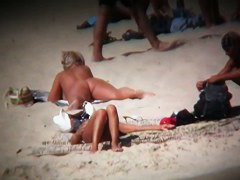 Gorgeous teen ass displaying on the nude beach