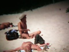 Gorgeous teen ass displaying on the nude beach
