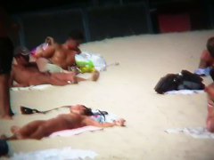 Gorgeous teen ass displaying on the nude beach