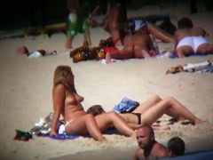 Gorgeous teen ass displaying on the nude beach