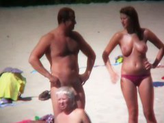 Slender nudist beach babe bares her ass to the hidden cam