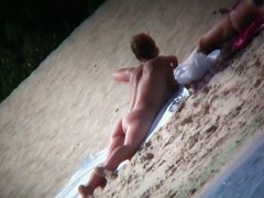 Nude blonde babe sunbathing at the beach spy cam video