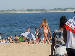 Butt spotting at the beach