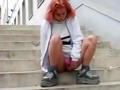 Pisseuses  in public - 1 of 4