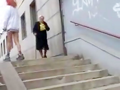 Pisseuses  in public - 1 of 4