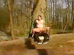 Je baise sur un arbre devant des voyeurs