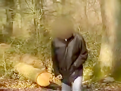 Je baise sur un arbre devant des voyeurs