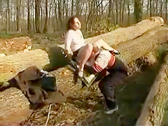 Je baise sur un arbre devant des voyeurs