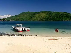Renata Black dans une double pénétration à la plage